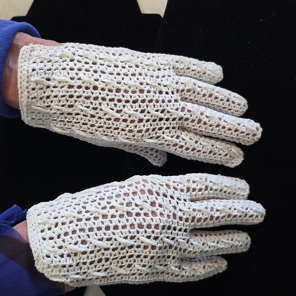 Vintage 1930s Ivory Crochet Gloves S or M - Picture 8 of 8